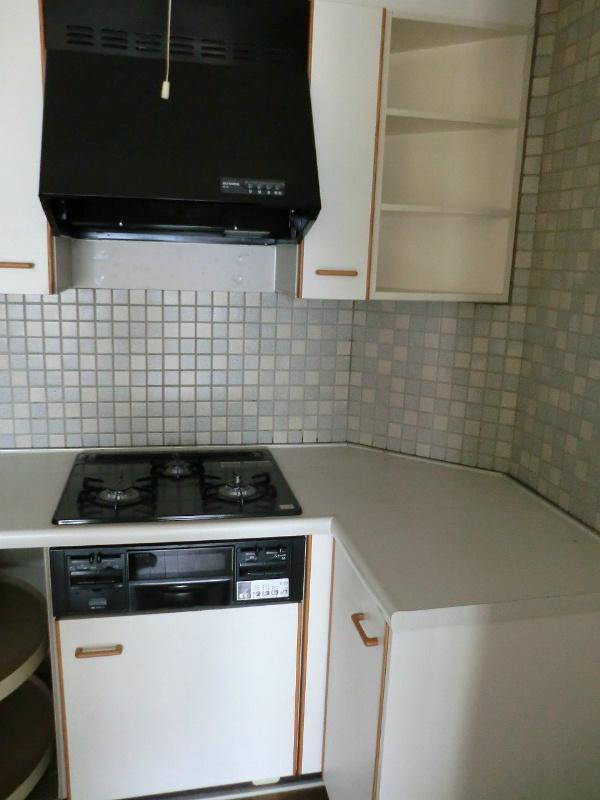 Kitchen. It is a three-necked stove! L-shaped easy-to-use kitchen