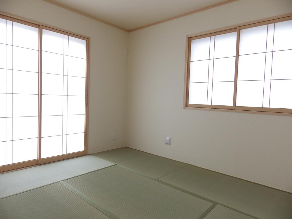Non-living room. Since there is also a Japanese-style room it is convenient at the time of visitor.