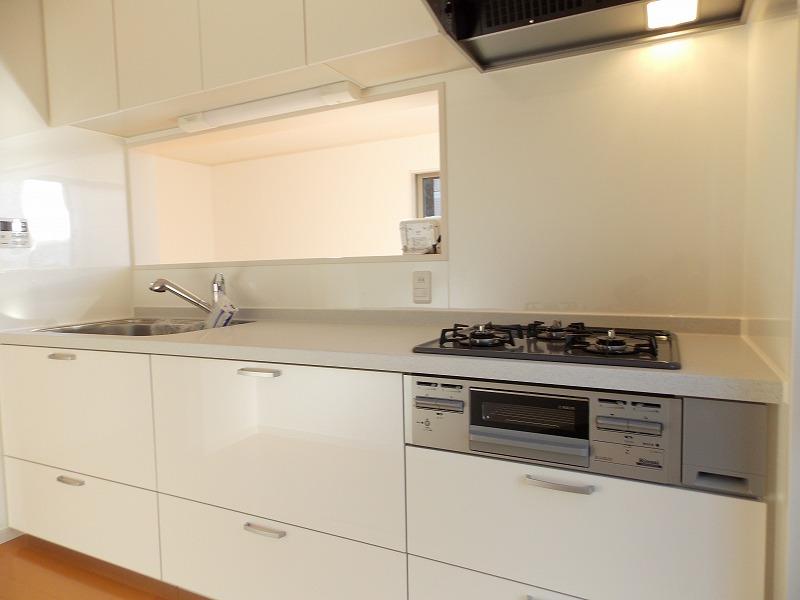 Same specifications photo (kitchen). From the wife's point of view, It overlooks the living-dining, You can enjoy conversation with family even during cooking (* ^ _ ^ *)