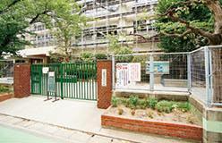 Primary school. A 10-minute walk from the 770m elementary school to the west flower garden elementary school It is safe