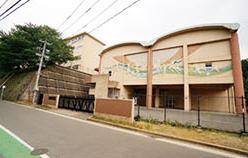 Junior high school. A 10-minute walk from the 850m junior high school until junior high school flower garden