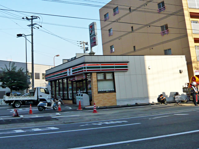 Convenience store. 250m to Seven-Eleven (convenience store)