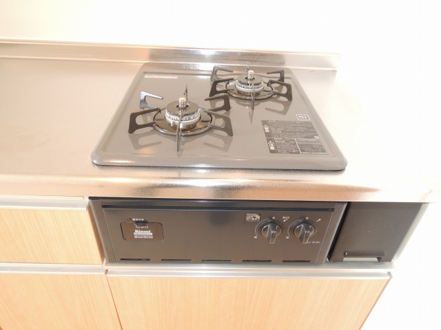 Kitchen. Dishes also comfortable in the two-burner stove