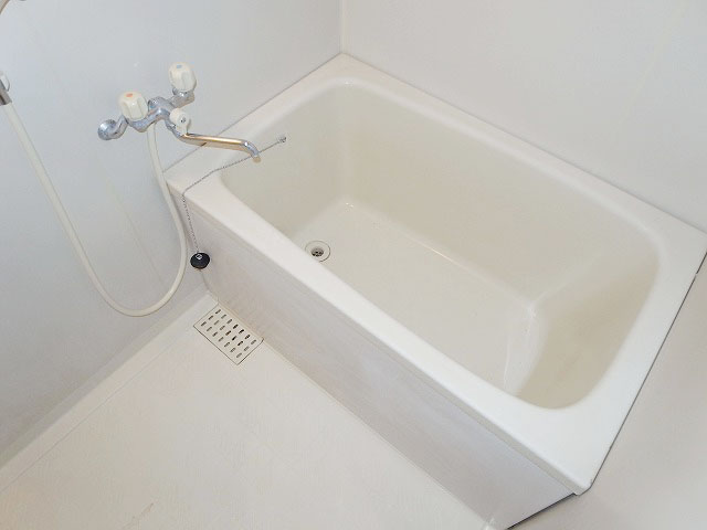 Bath. Wide bathtub!