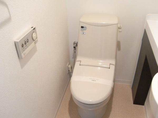 Toilet. Indispensable in the cold season ・  ・ With warm water washing toilet seat function
