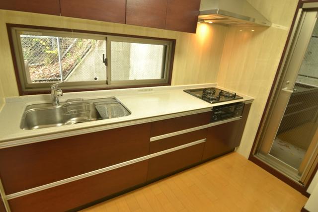 Kitchen. Shut out the outside of the eye in the work because it is happy stand-alone kitchen housewives. Stove is the type who can clean rooms as soon as get ~ out of one's road a trivet. Also with window. Because the right side there is a back door is easy to be garbage disposal.