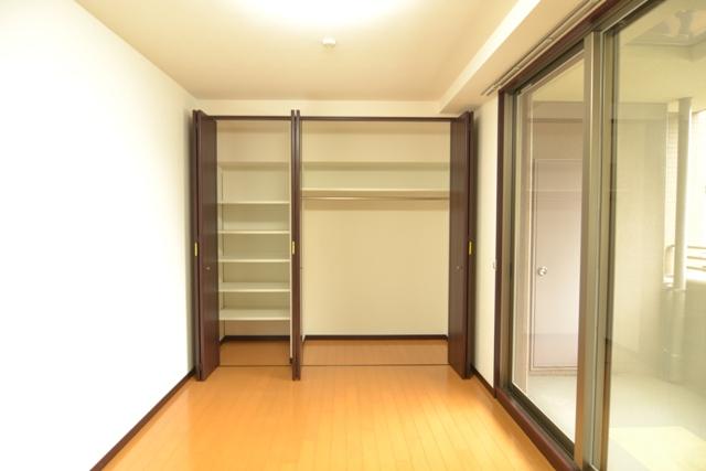 Non-living room. Because with a large walk-in storage, You can use and clean room ☆