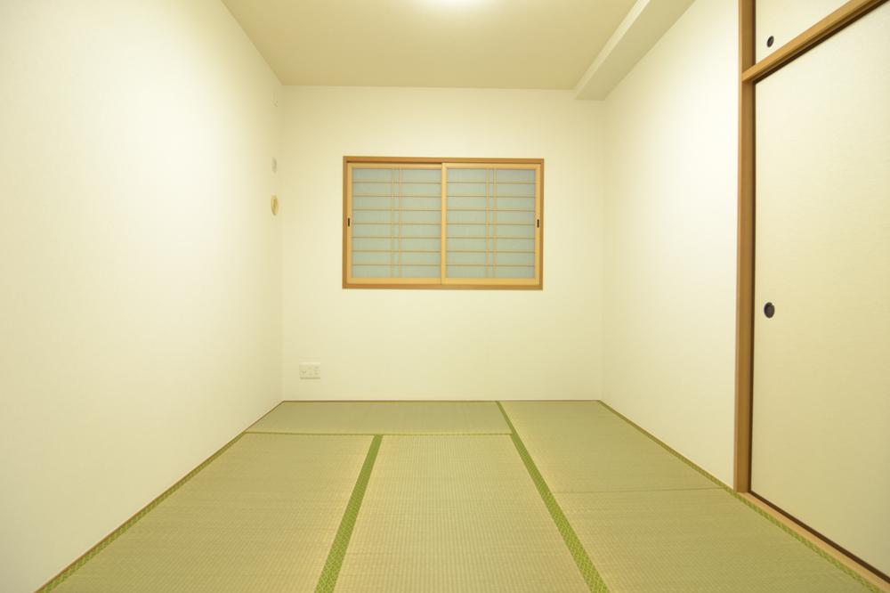 Non-living room. There is also a Japanese-style room is next to the living. Ya when you want to settle down a little, It will also come in handy to get staying in the audience.