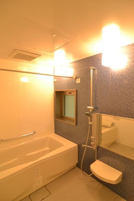 Bathroom. Bus There are over 1 tsubo. Wall of accent color also is fashionable.
