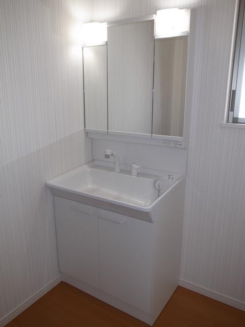 Wash basin, toilet. It is different from the real thing.