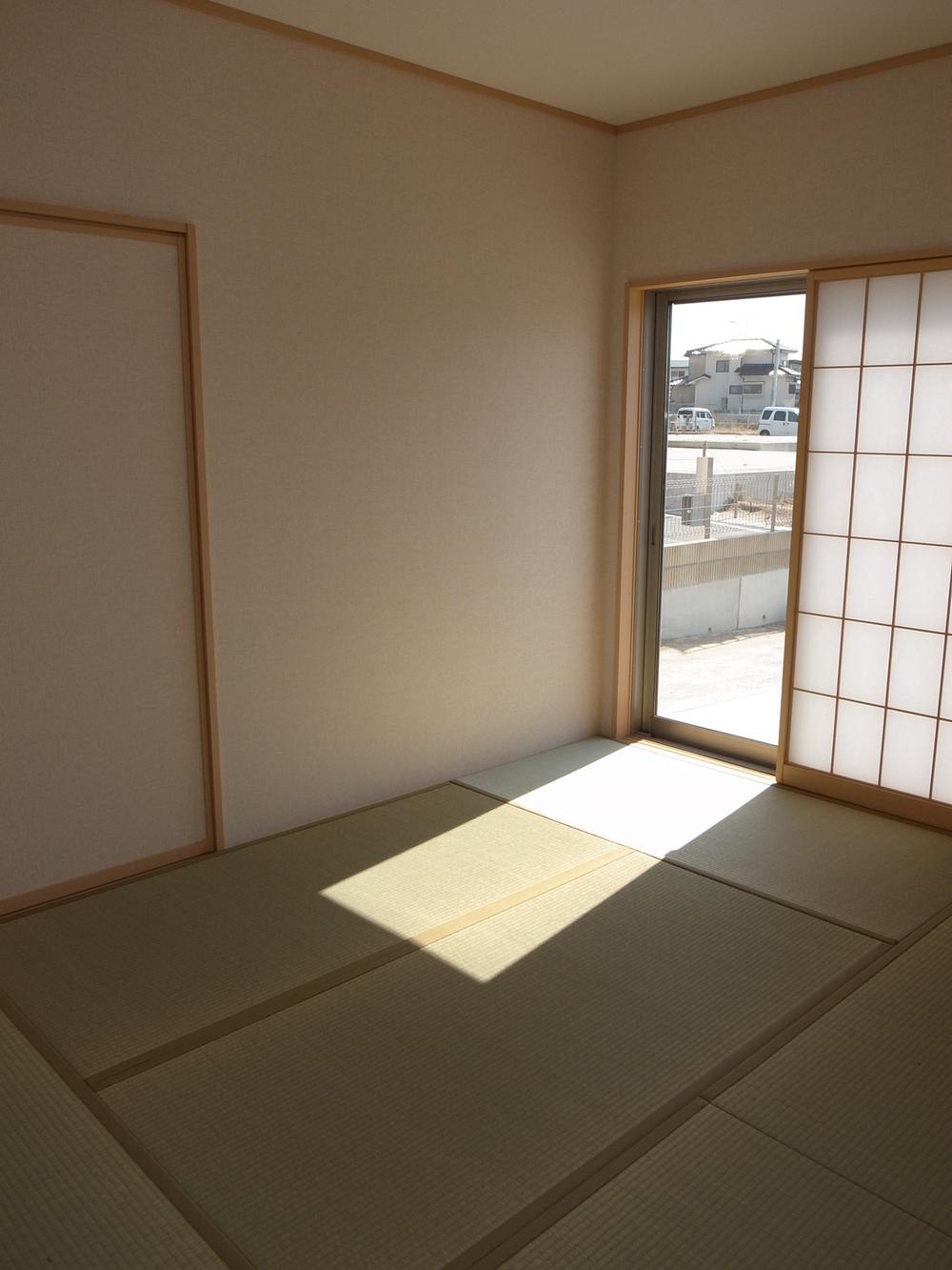 Non-living room. It is different from the real thing.