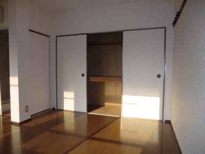Living and room. Same property separate room photo. Living part storage space. Large capacity.