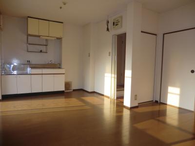 Living and room. Same property separate room photo. Yang hit good living. The layout of the furniture arrangement
