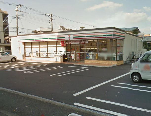 Convenience store. 450m to Seven-Eleven (convenience store)