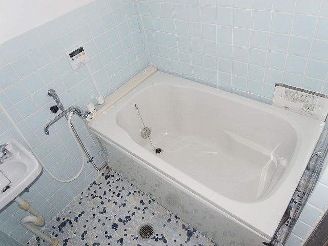 Bath. With additional heating function in a wide bathtub!