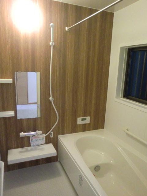 Bathroom. Indoor (September 2013) shooting bathroom heating dryer equipment! Year-round comfort! All year round, ventilation ・ Dry summer cool breeze. Winter Heating. Kururin poi drainage port, Cleaning Easy