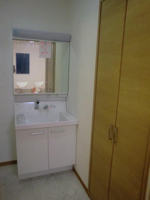 Wash basin, toilet. Indoor (September 2013) vanity eco handle shooting soft curve shape with the size of the one size (energy-saving design) faucet towels and underwear, You can store plenty such as detergent stock up.