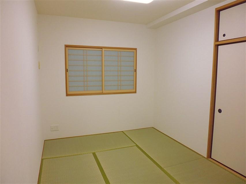 Non-living room. Brightness over have Japanese-style room