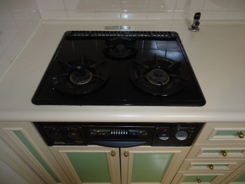 Kitchen. 3-neck gas stove