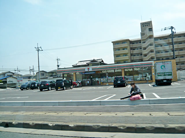 Convenience store. 500m to Seven-Eleven (convenience store)