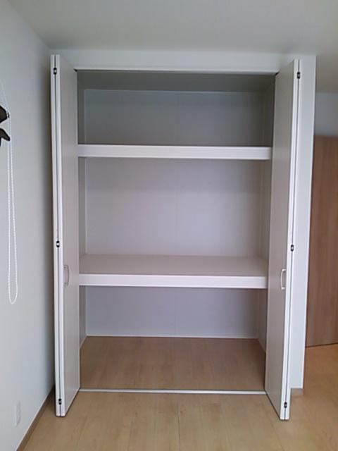 Receipt. Large capacity of 2 Kainushi bedroom storage. There is another closet for one clothing at the entrance side.