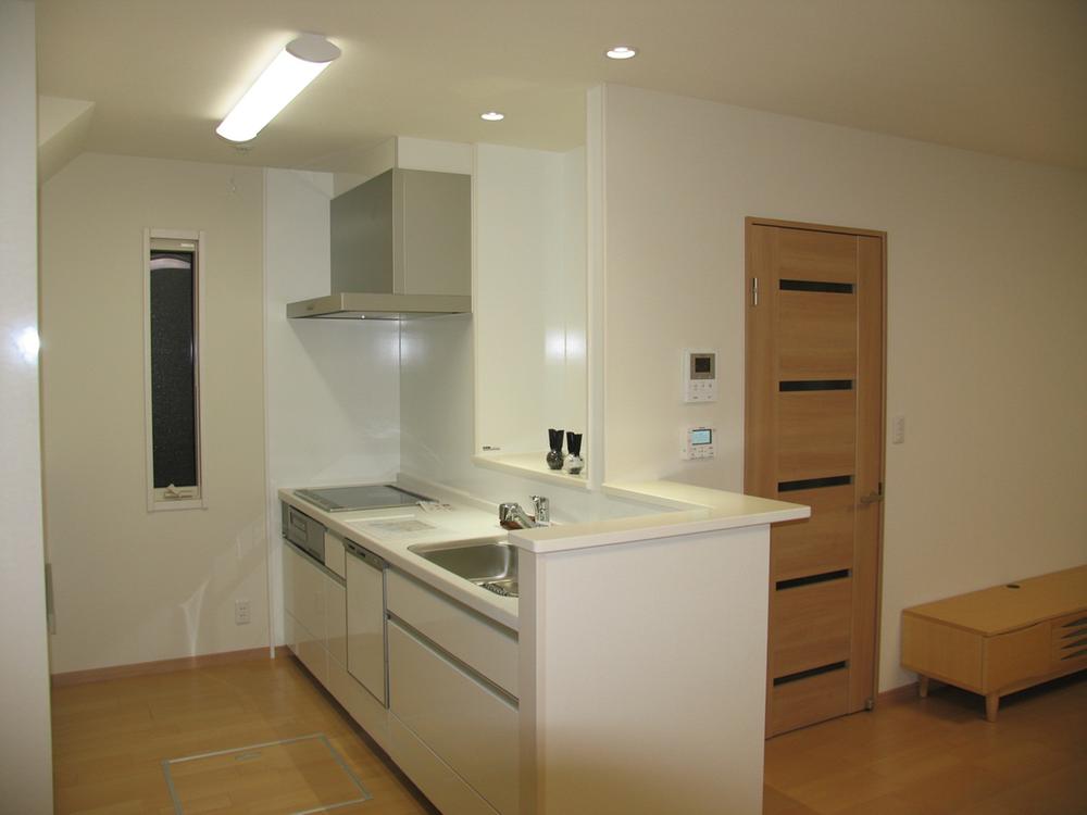 Kitchen. Semi-independent type kitchen ・ ・ ・ Care and usability enhancement! Panasonic's Kitchen is hard dirt in the gap less sink, Care is easy travel. Dishwasher, Cupboard, Consumer electronics storage, In compact equipment of enhancement.