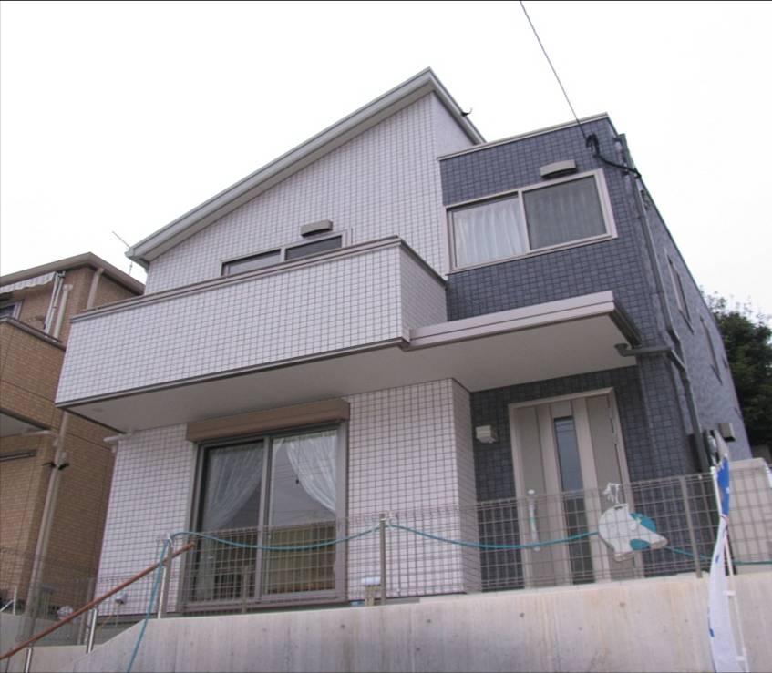 Paste the total tile of photocatalyst. Shed roof and flat shop roots duo stylish appearance.