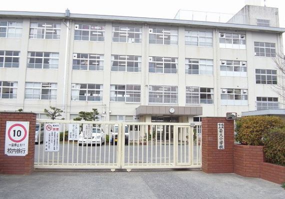 Primary school. Wakahisa up to elementary school (elementary school) 380m