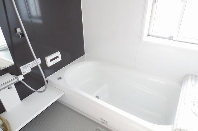 Bathroom. 1 tsubo bus! There bathroom window!