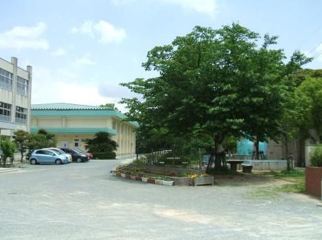 Primary school. Municipal Wakahisa up to elementary school (elementary school) 1200m
