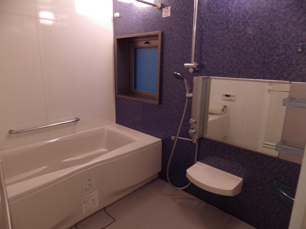 Bathroom. System bus of comfortable size bathroom is more than 1 tsubo. Please also wash here daily tired.