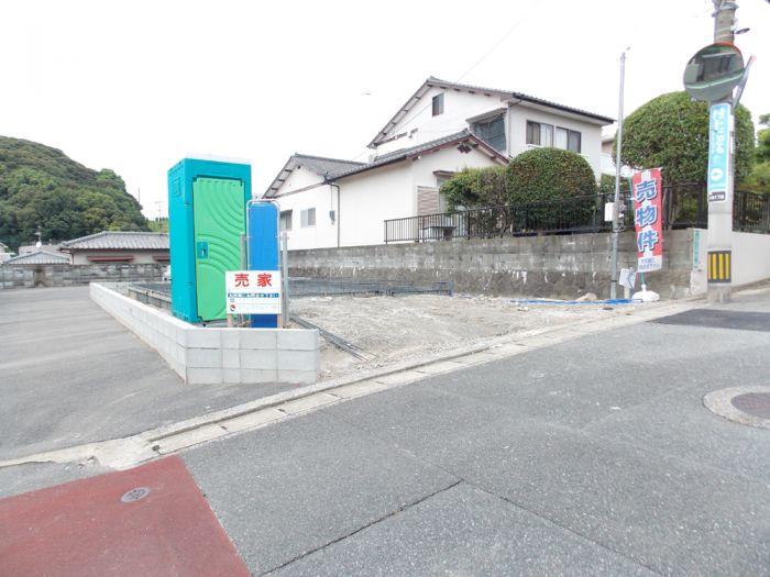 Local photos, including front road. Before construction