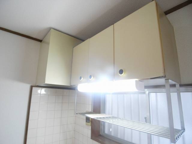 Kitchen. With upper receiving