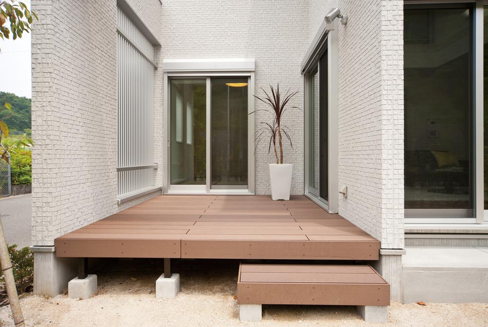 Balcony. All mansion wood deck is standard specification. And it uses the basic maintenance-free assemblage.