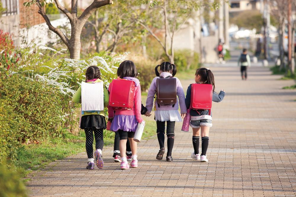 Other. Kin is a lot of students in the school to primary school. School road of peace of mind in a group from school and coughing Ryu tee Town is reserved.