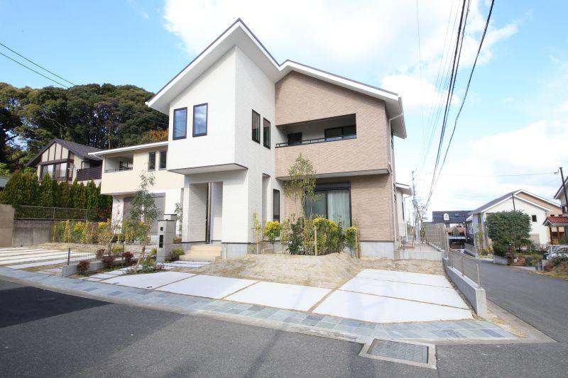 Local appearance photo. The ・ In Forest No. 9 locations appearance No. 1 popular southeast corner lot with the three parking house. Also included in the amount of money outside structure.