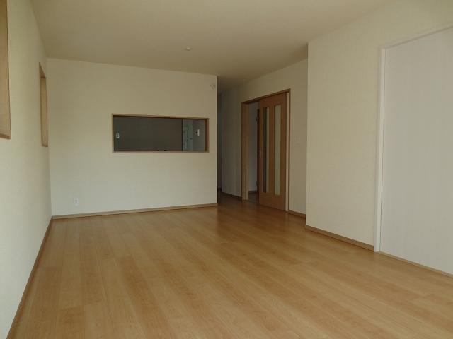 Same specifications photos (living). LDK15.75 Pledge! Facing south! (Same specifications photo)