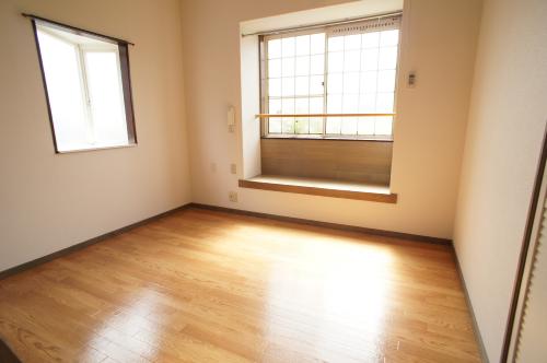 Living and room. Large bay window, Lighting is perfect! 