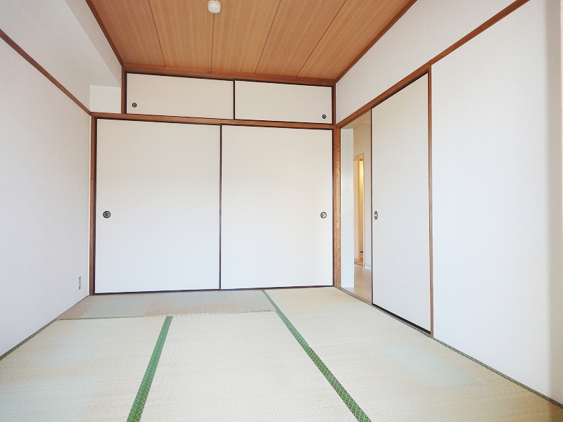 Other room space. Day is a good Japanese-style room