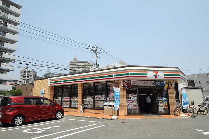 Convenience store. Seven-Eleven Fukuoka Atago 1-chome to (convenience store) 30m