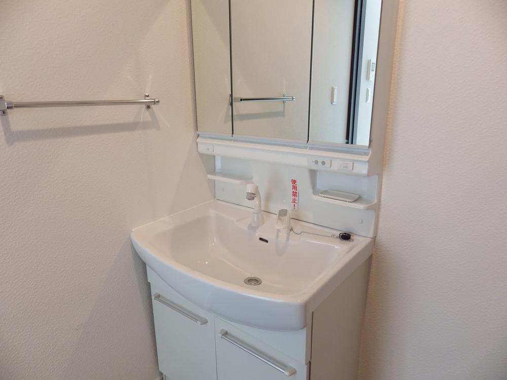Wash basin, toilet. Separate vanity
