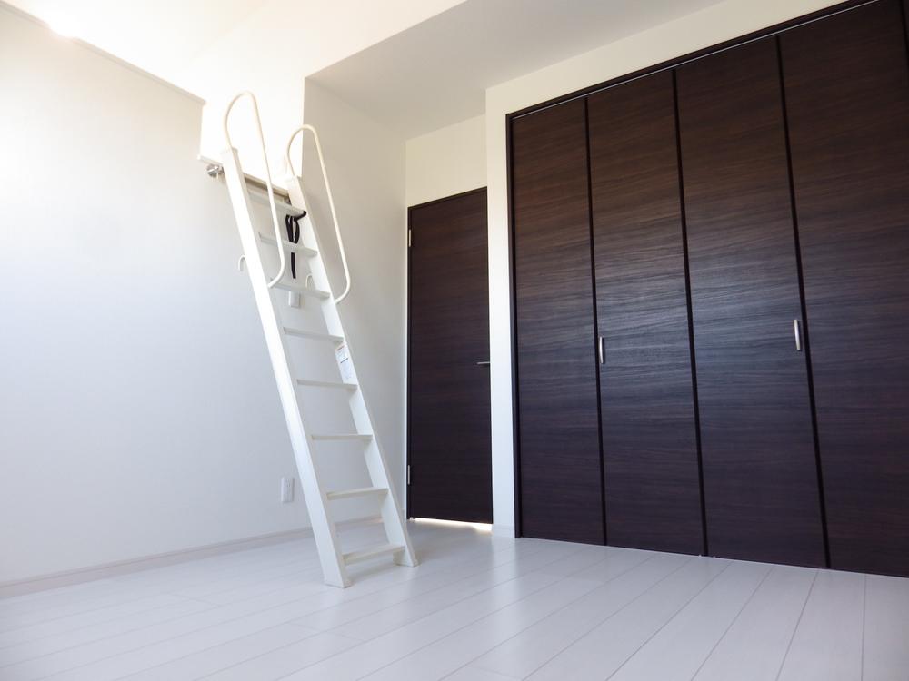 Non-living room. Loft is available utilized as a storage.