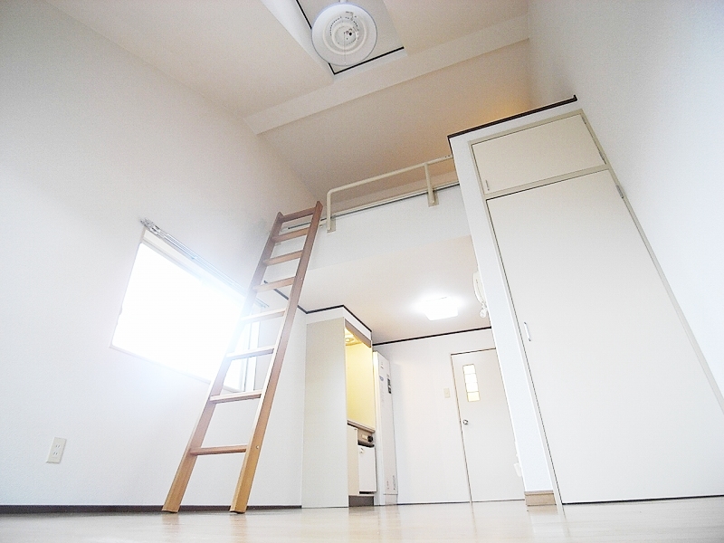 Living and room. It is a bright room with with loft ☆