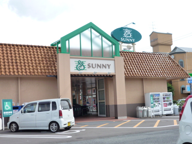 Supermarket. 890m to Super Sunny (Super)