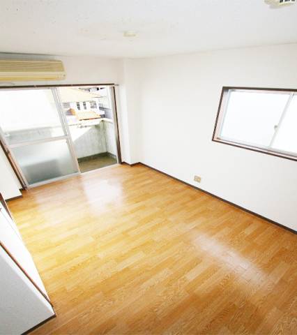 Living and room. Initial cost 50,000 yen or less! 