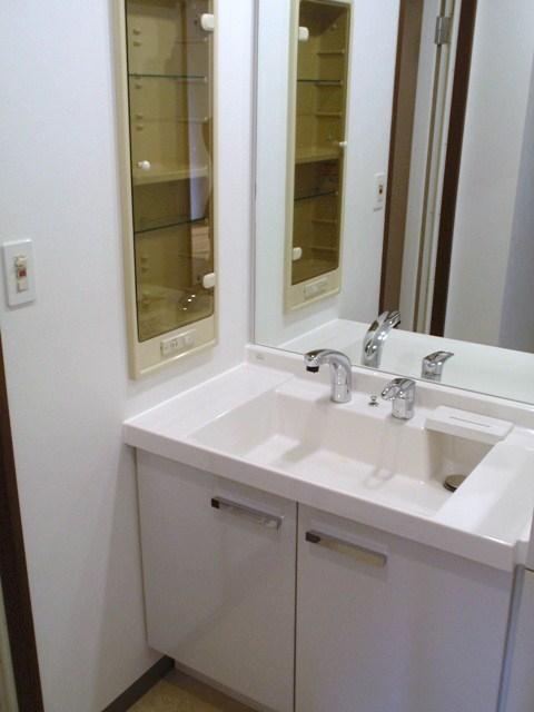 Wash basin, toilet. Vanity also is a new article