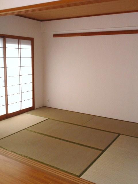 Non-living room. Bright Japanese-style room facing the balcony