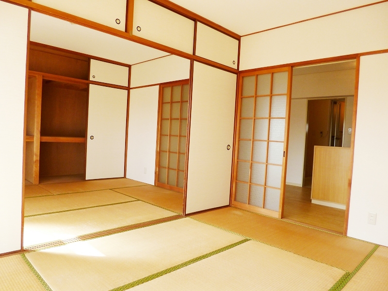 Other room space. Japanese-style room is sunny