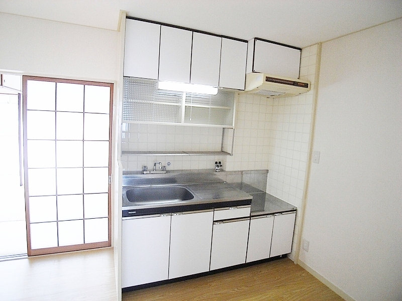 Kitchen. Two-burner stove corresponding to the cutting board space is also enough