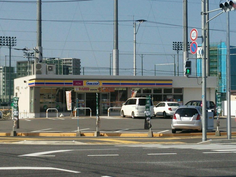 Convenience store. MINISTOP up to 80m